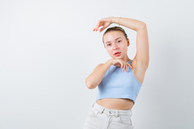 fille blonde danse sur fond blanc