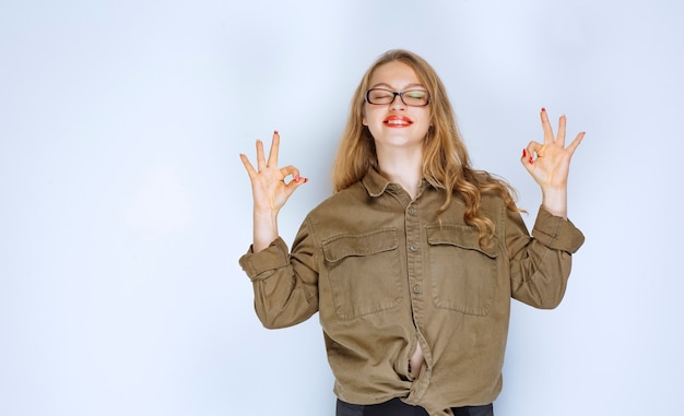 Fille blonde faisant de la méditation et se relaxant.