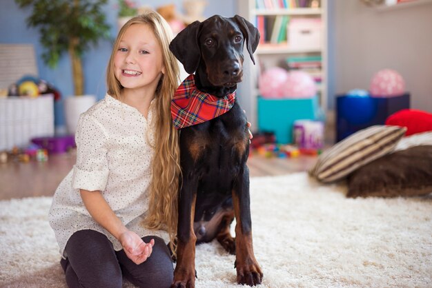 Fille blonde posant avec son charmant chien