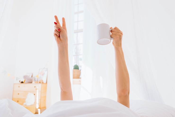 Photo gratuit fille blonde prenant un café le matin