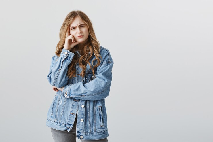 Photo gratuit fille blonde réfléchie confuse pensant avec un visage troublé, ne peut pas comprendre