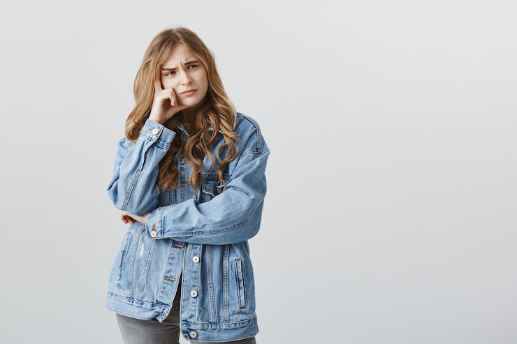 Photo gratuit fille blonde réfléchie confuse pensant avec un visage troublé, ne peut pas comprendre