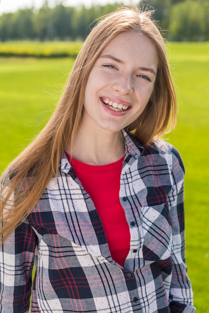 Photo gratuite fille blonde en regardant la caméra à l'extérieur