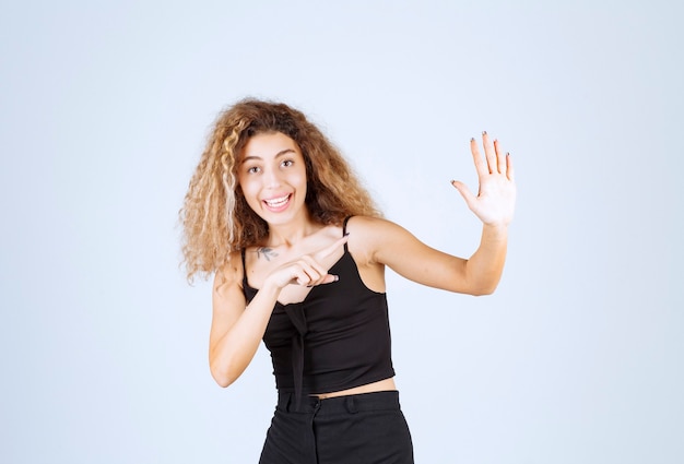 Fille blonde s'arrêtant et empêchant quelque chose.