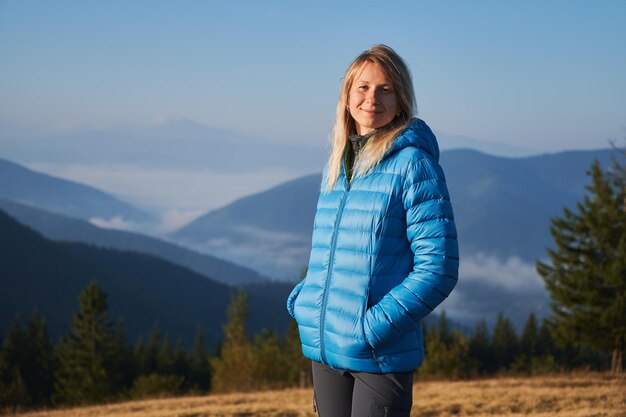 Fille blonde seule marchant dans les montagnes