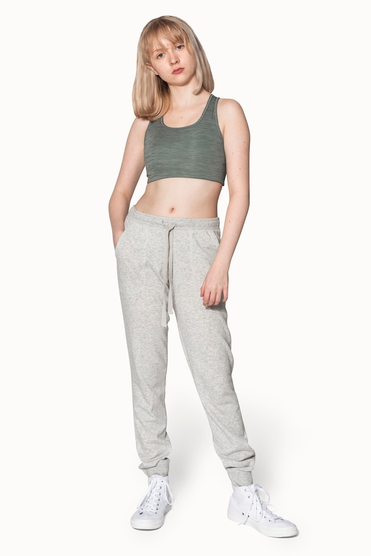 Photo gratuit fille blonde en soutien-gorge de sport gris pour séance photo de vêtements de sport