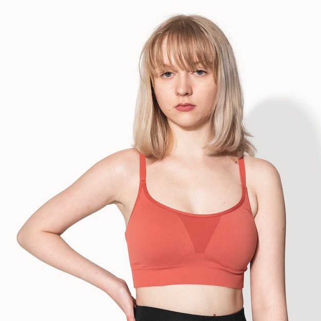 Fille blonde en soutien-gorge de sport rouge pour séance photo de vêtements de sport