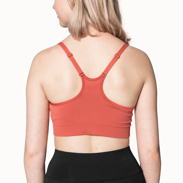 Fille blonde en soutien-gorge de sport rouge pour séance photo de vêtements de sport