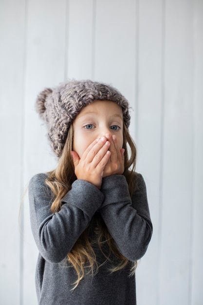 Fille Blonde Surprise Avec Chapeau D'hiver