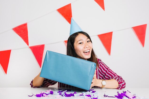 Fille avec boîte bleue