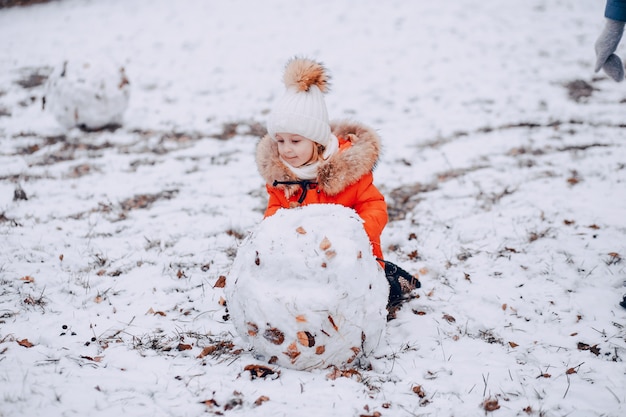 Fille avec le bonhomme de neige