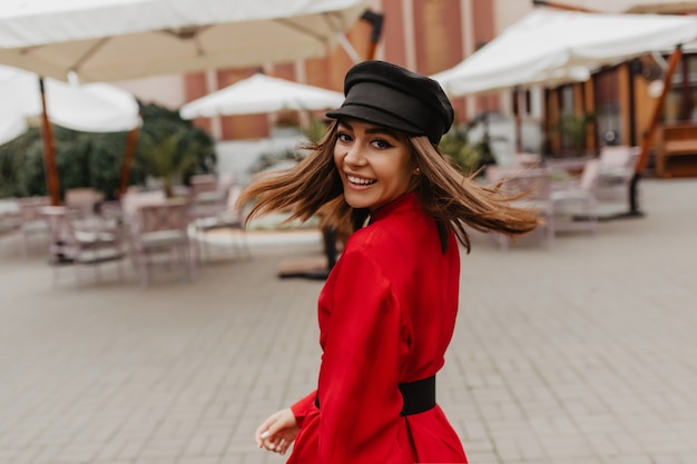 Fille de bonne humeur automnale se précipite dans les rues de Paris.