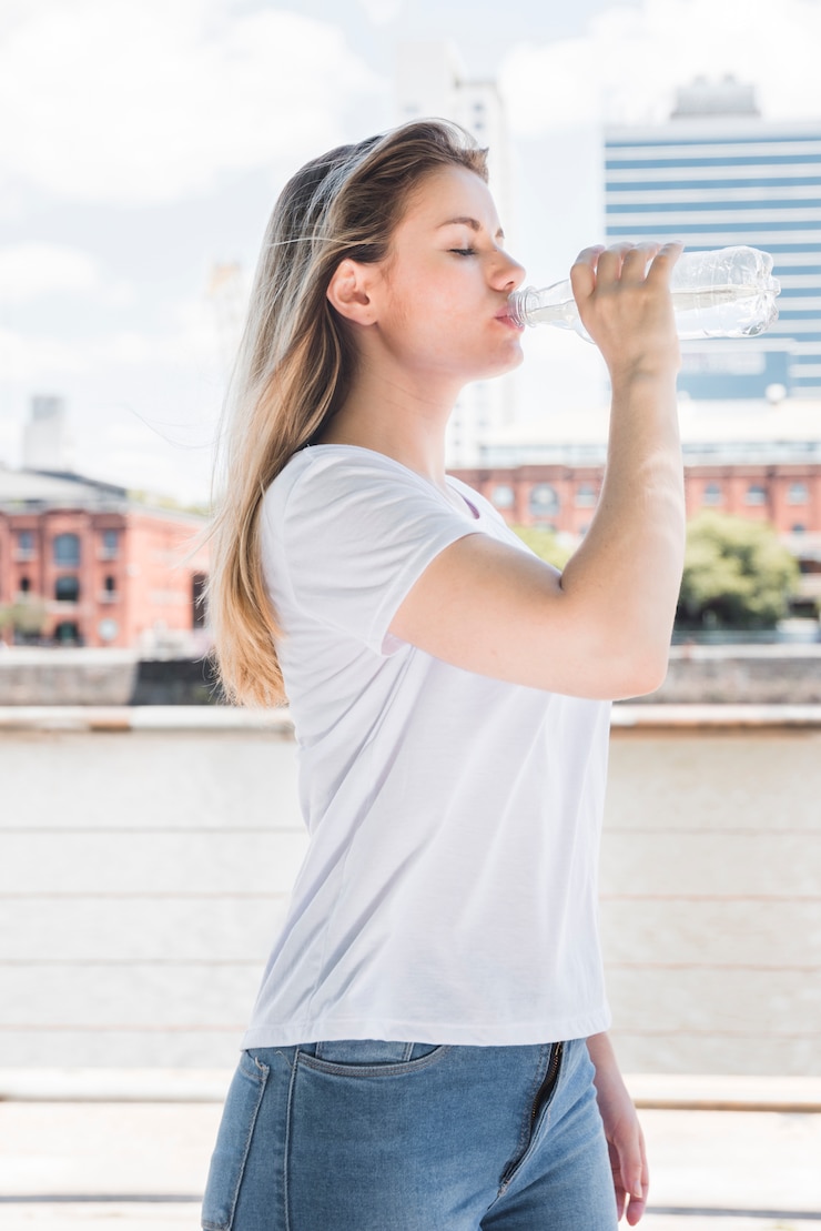 Photo gratuit fille en bonne santé l&#39;eau potable