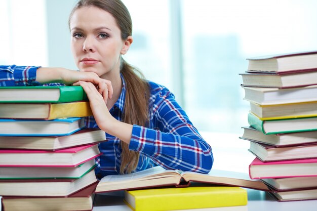 fille Bored avec des livres