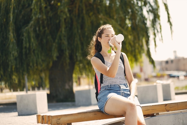 fille avec une botte