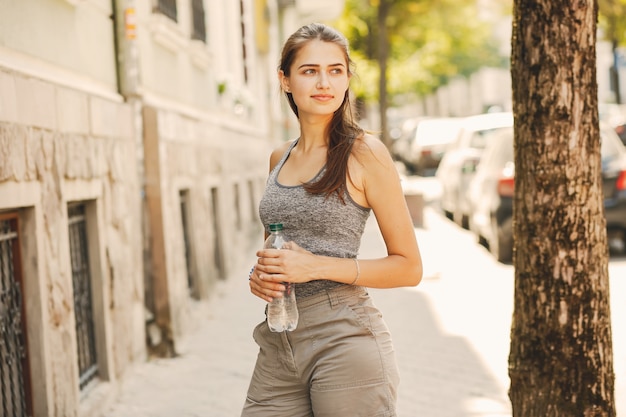 fille avec une botte