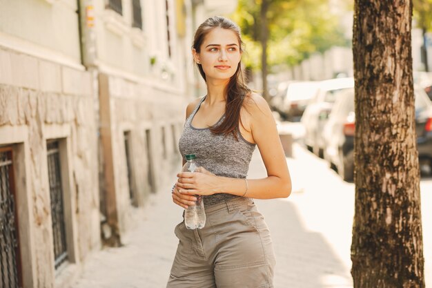 fille avec une botte