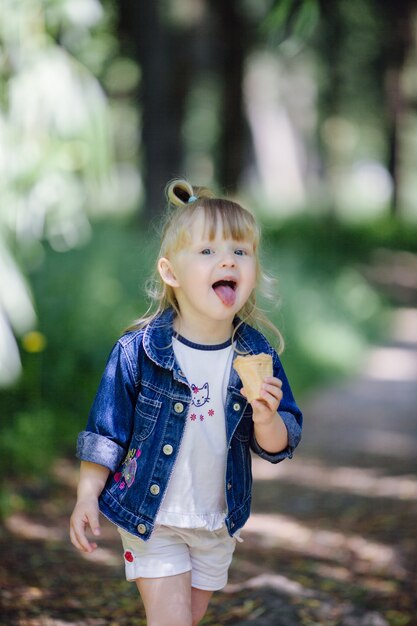 Fille avec la bouche ouverte et une crème glacée