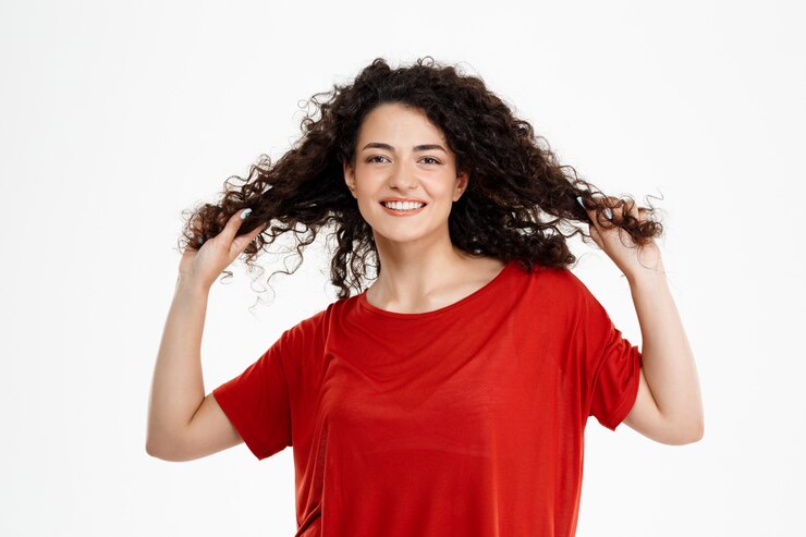 Photo gratuit fille bouclée joyeuse