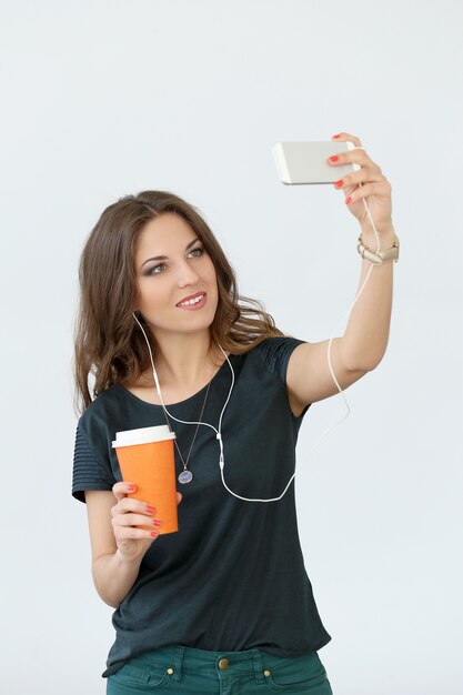 Fille bouclée avec téléphone portable