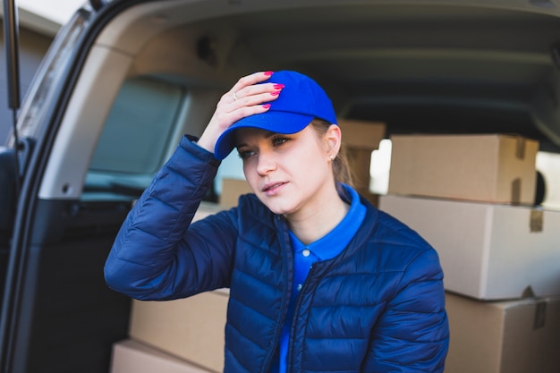 Photo gratuite fille bouleversée de service de livraison