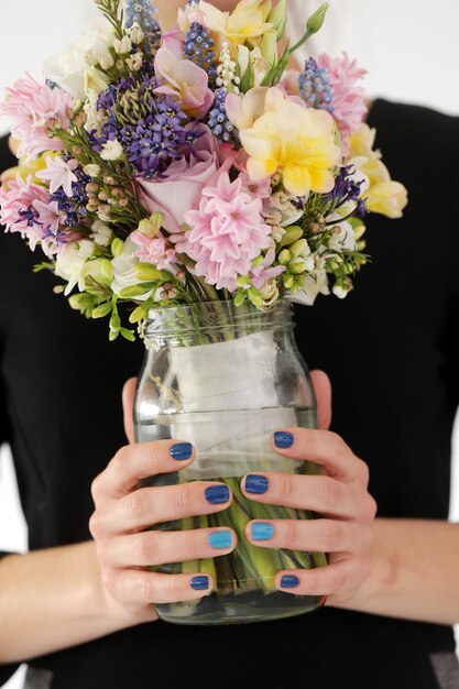 Fille avec bouquet