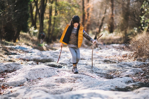 Fille avec des branches dans les bois