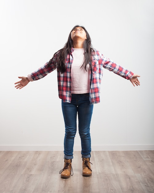 Photo gratuite fille avec les bras ouverts et regardant le plafond