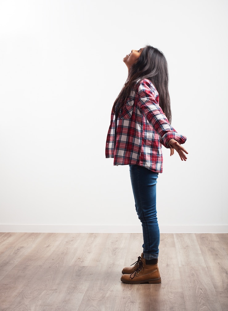 Photo gratuit fille avec les bras ouverts et regardant le plafond