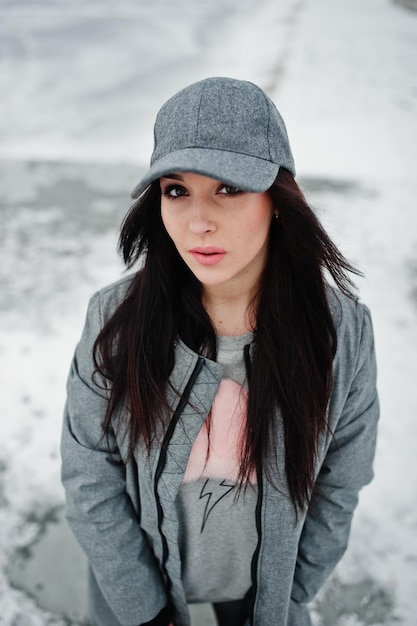 Photo gratuite fille brune élégante en casquette grise style de rue décontracté le jour de l'hiver