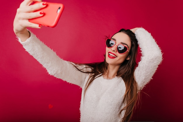 Fille Brune Extatique Joue Avec Ses Cheveux Tout En Prenant Une Photo D'elle-même