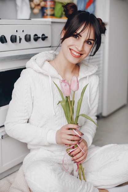 Fille Brune Avec Des Fleurs Roses