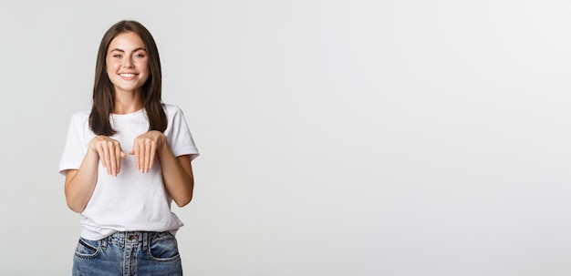 Fille brune idiote et mignonne souriante et debout dans la pose de chiot