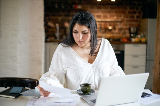 Fille brune latine posant à l'intérieur