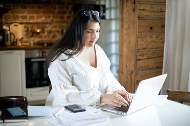 Fille brune latine posant à l'intérieur