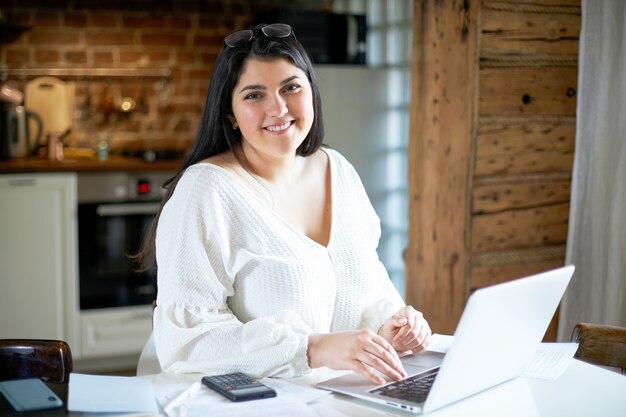 Fille brune latine posant à l'intérieur