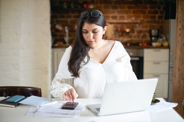 Fille brune latine posant à l'intérieur