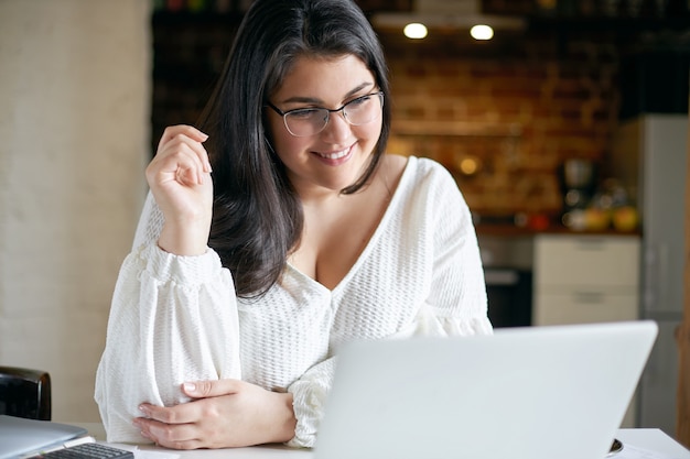 Fille brune latine posant à l'intérieur