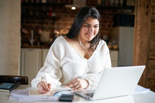 Fille brune latine posant à l'intérieur