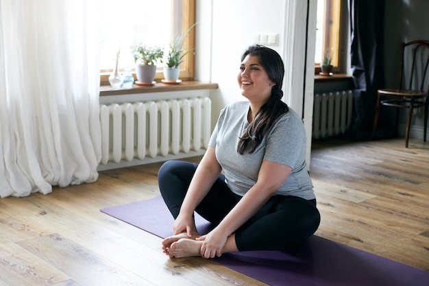 Fille brune latine posant à l'intérieur