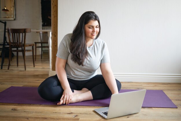 Fille brune latine posant à l'intérieur