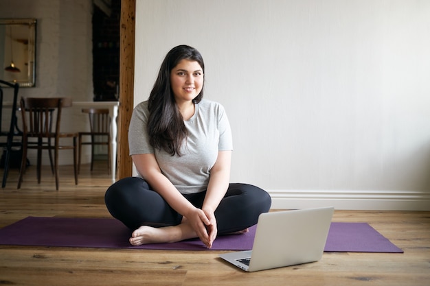 Fille brune latine posant à l'intérieur