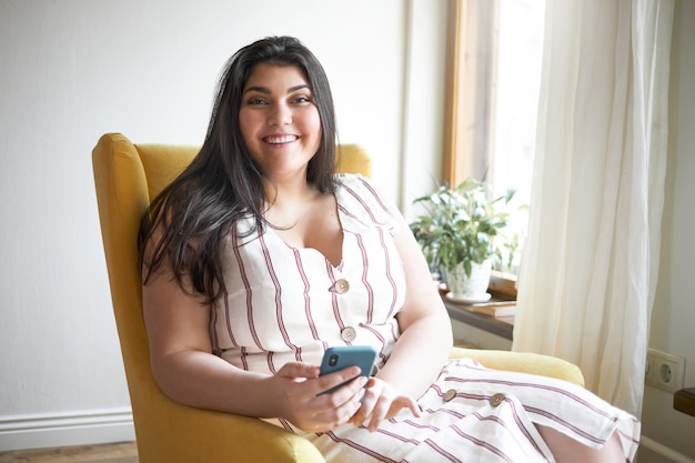 Fille brune latine posant à l'intérieur