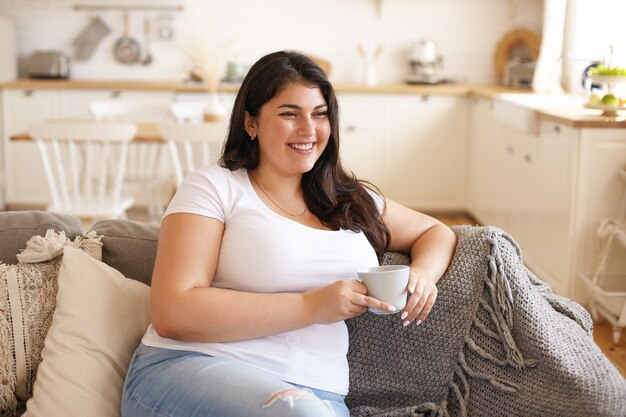 Fille brune latine posant à l'intérieur