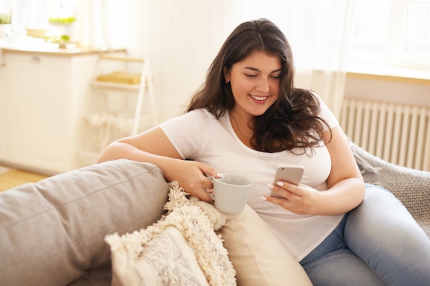 Fille brune latine posant à l'intérieur