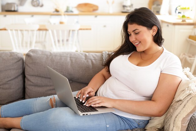 Fille brune latine posant à l'intérieur