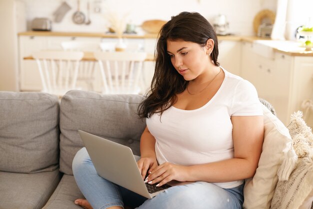 Fille brune latine posant à l'intérieur