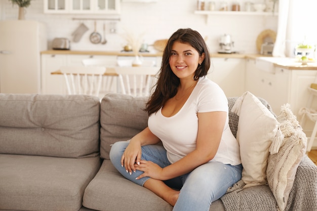 Fille brune latine posant à l'intérieur