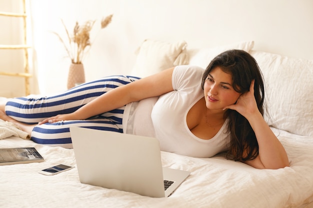 Fille brune latine posant à l'intérieur