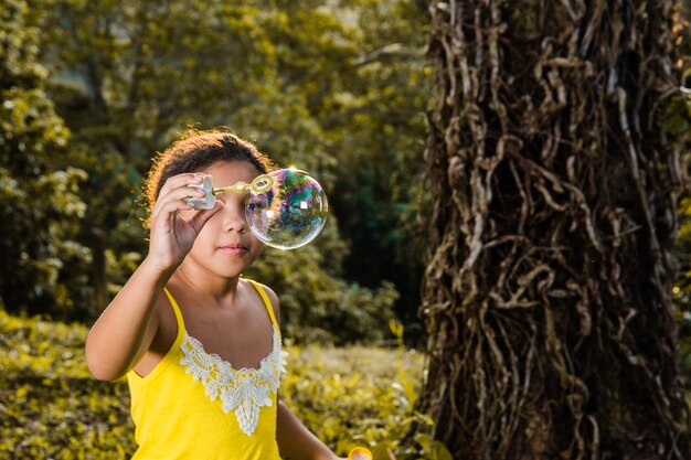 Photo gratuite fille avec une bulle de savon